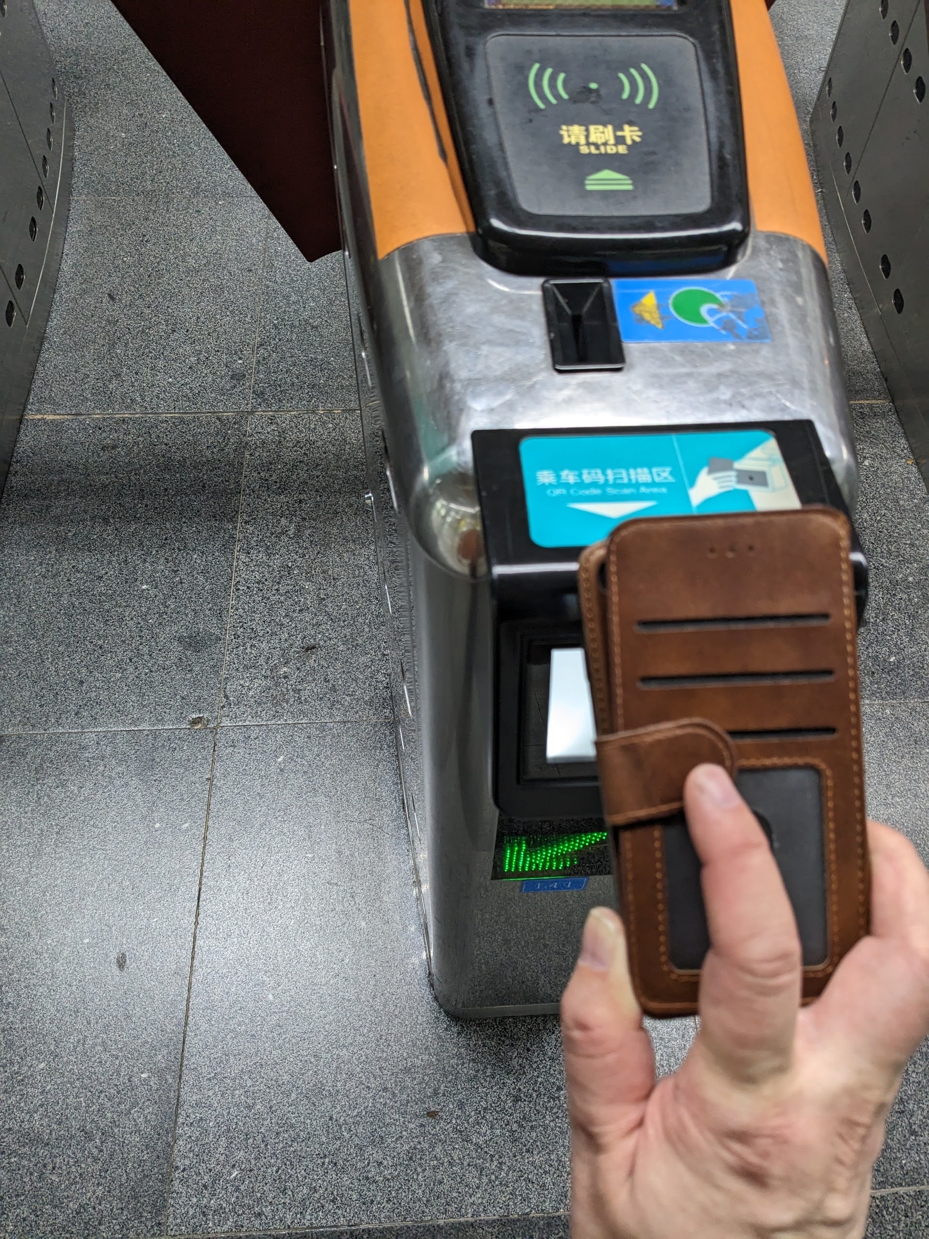 アリペイの深圳通を改札機にかざすと……ほら、扉が開きます！