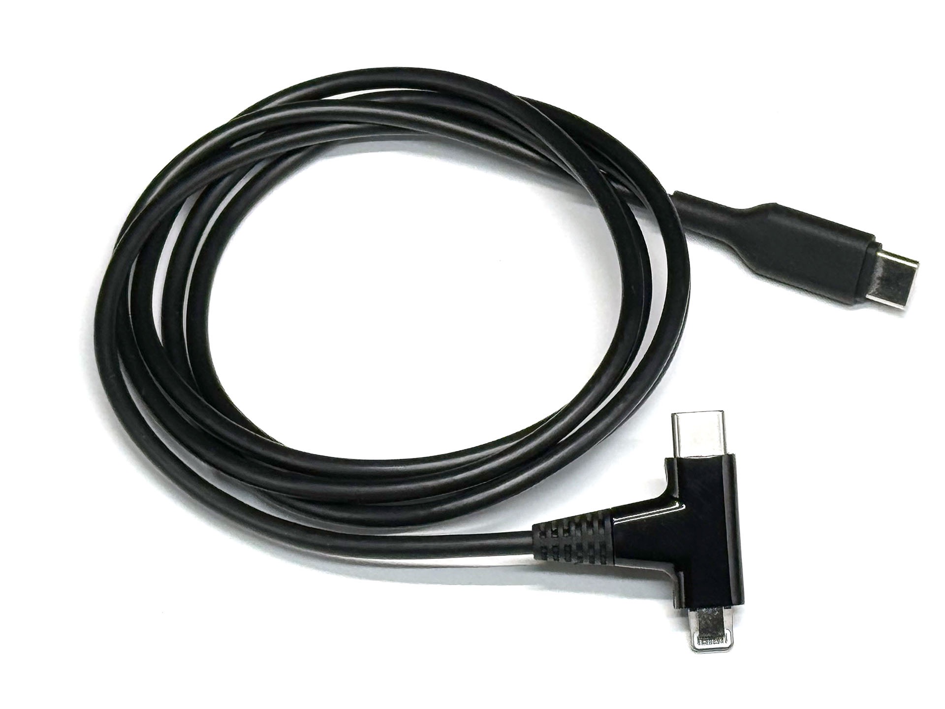 こんなケーブル。T字型のコネクターがポイントだ。