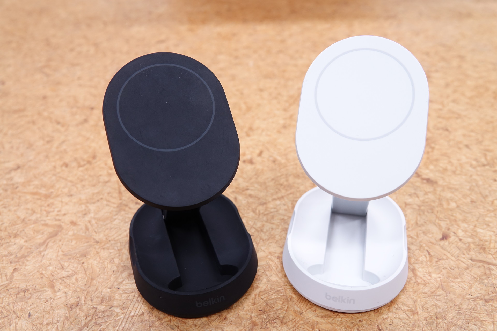 Belkin Qi2 折りたたみ式充電スタンド