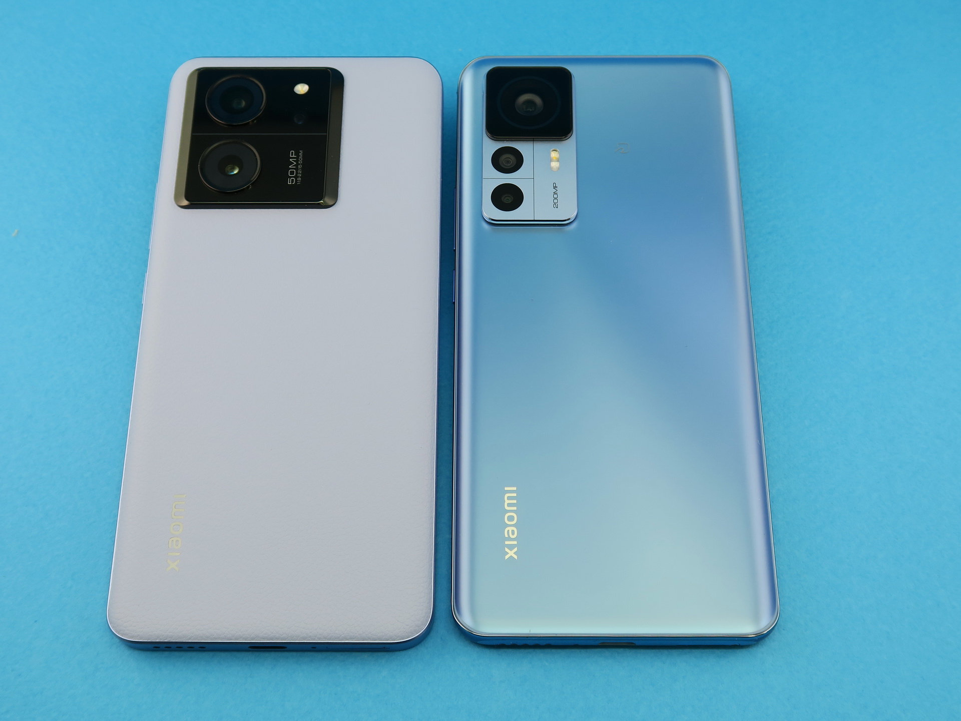 「Xiaomi 13T Pro」（左）と「Xiaomi 12T Pro」（右）の背面は、カメラ部の大きさやデザインが大きく変わっている