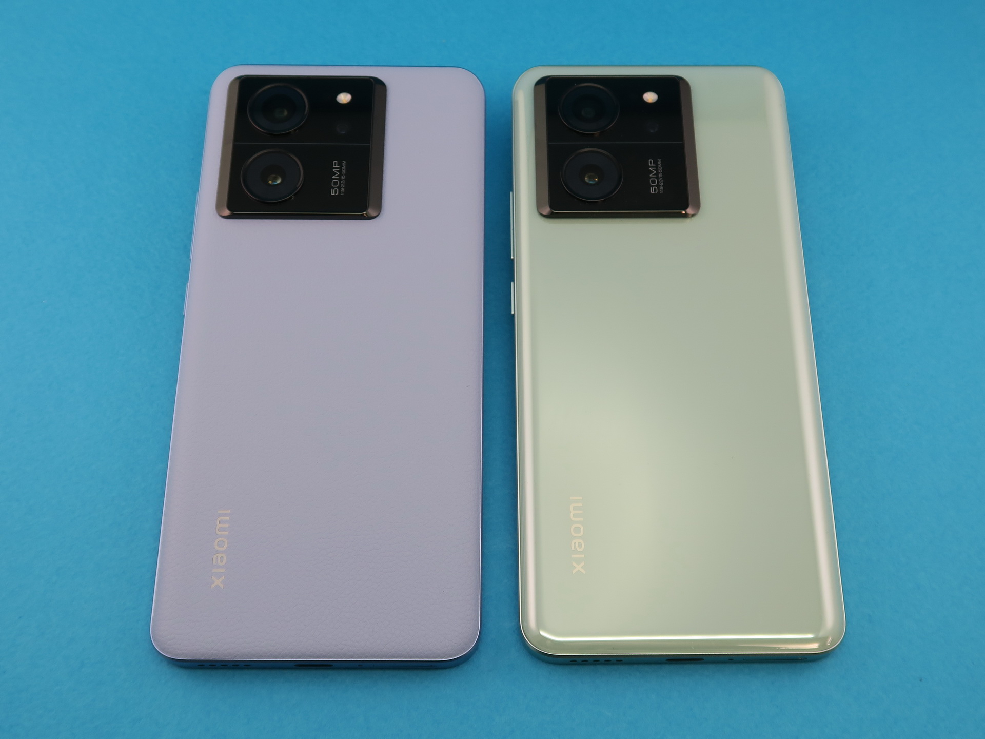 「Xiaomi 13T Pro」（左）と「Xiaomi 13T」（右）の背面はまったく同じデザイン。撮影時は剥がしているが、IMEIなどが記載されたシールを除けば、見分けがつかない