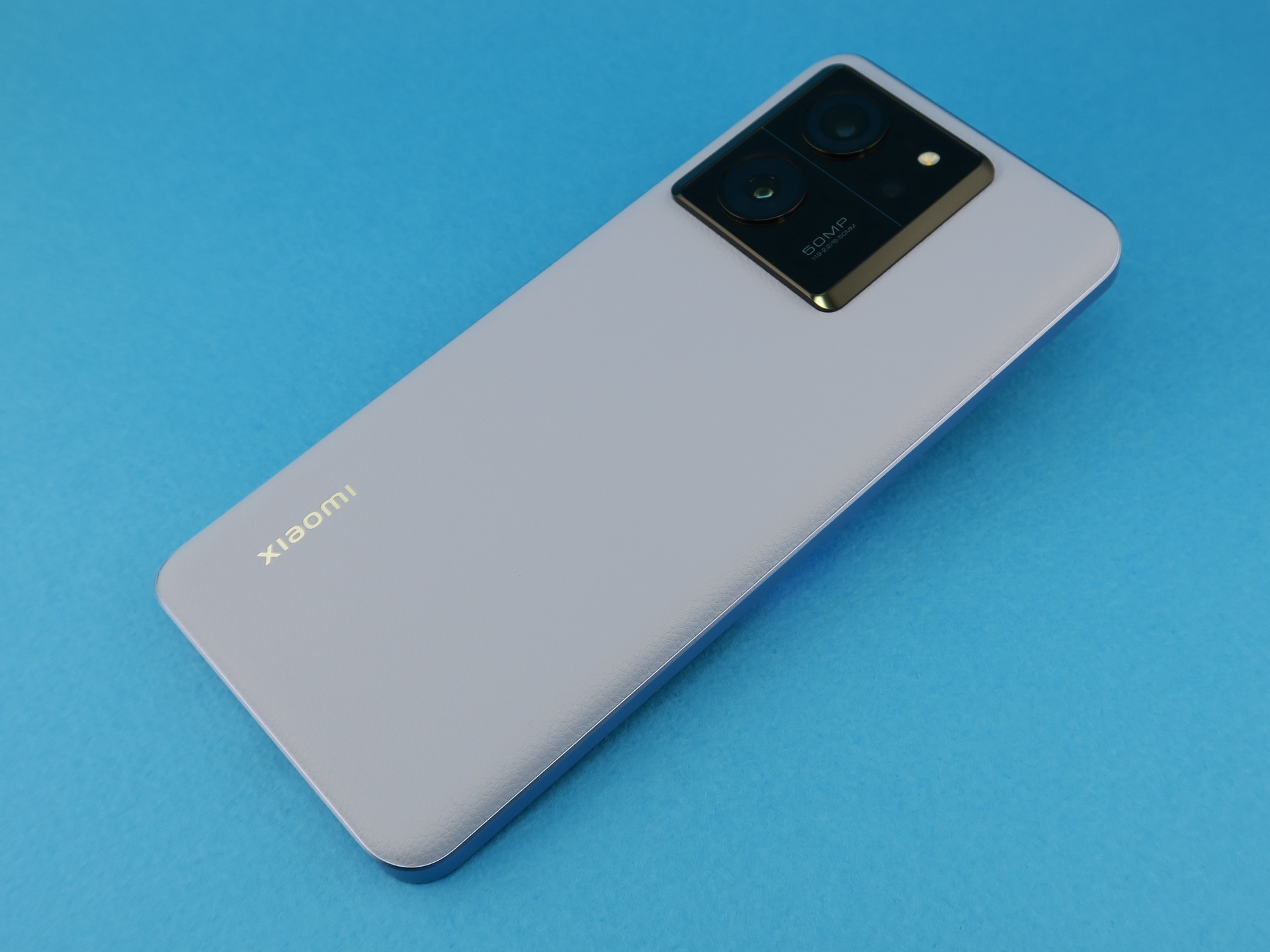 背面はカメラ部とXiaomiロゴのみのデザイン。おサイフケータイに対応しているが、おなじみのロゴマークはデザインされていない