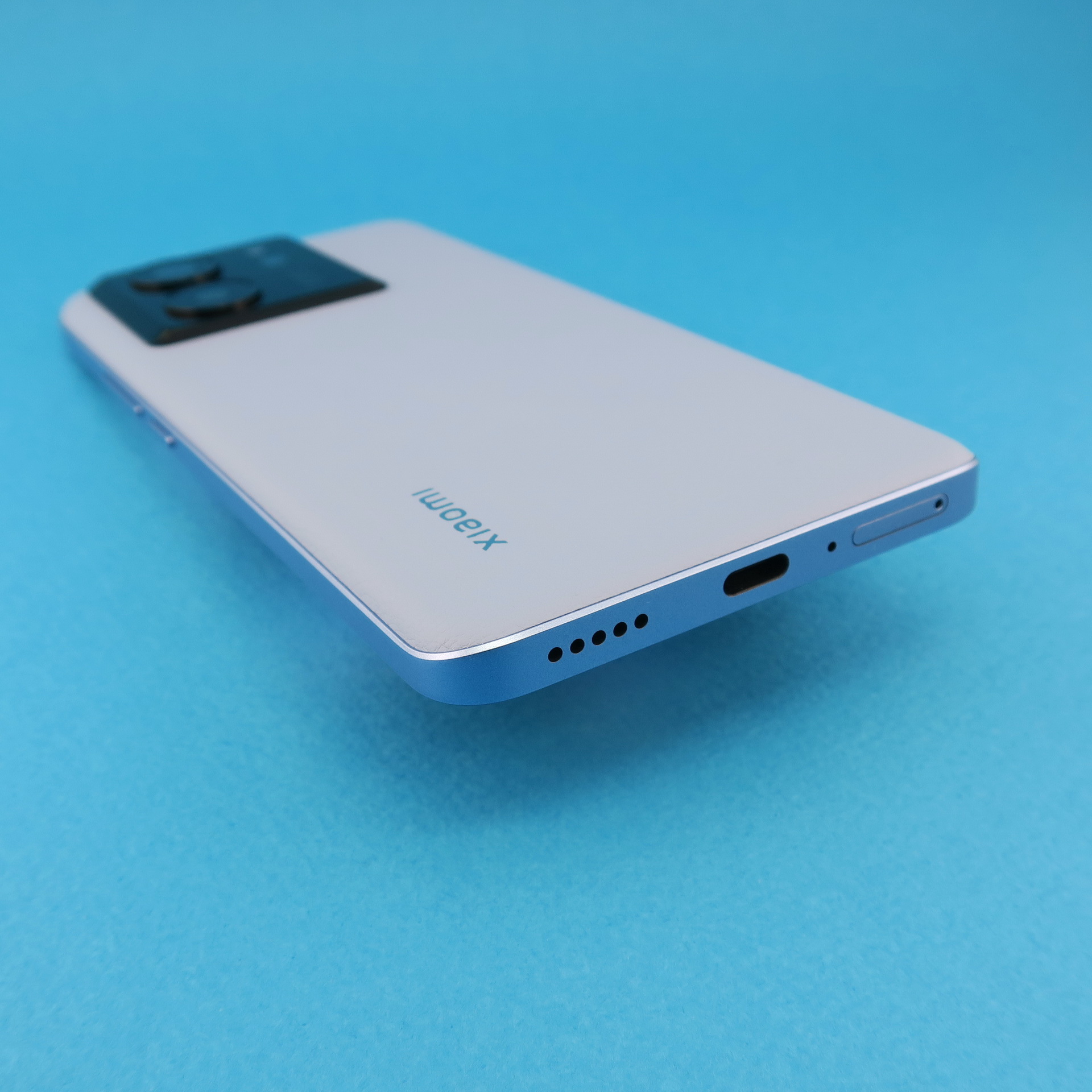 本体下部にはUSB Type-C外部接続端子を備える。右側はSIMカードスロット