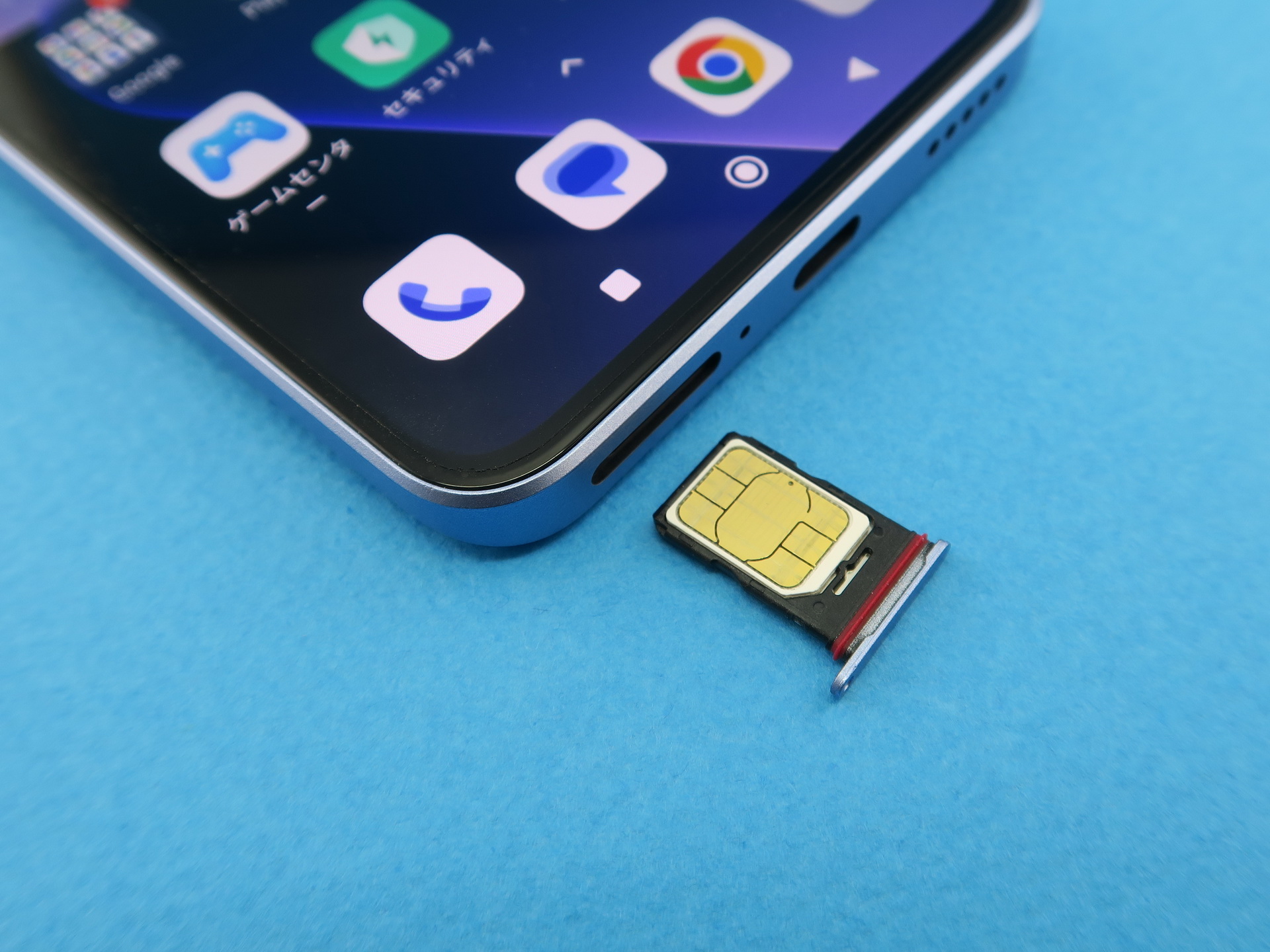 本体下部にピンで取り出すタイプのSIMカードスロットを備え、nanoSIMカードを1枚のみ、装着可能。2枚目のSIMカードはeSIMを利用する