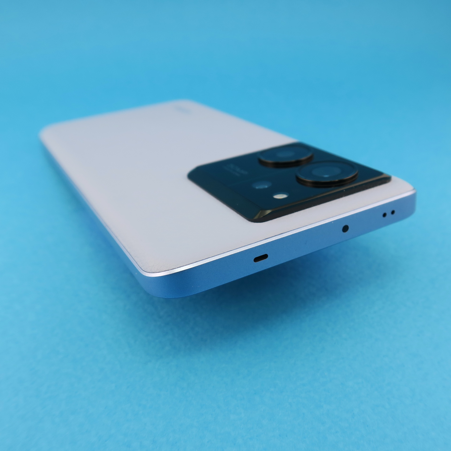 上部のカメラ部のすぐ上には赤外線ポートを備える。「Miリモート」アプリを利用すれば、テレビなどのリモコンとして利用できる