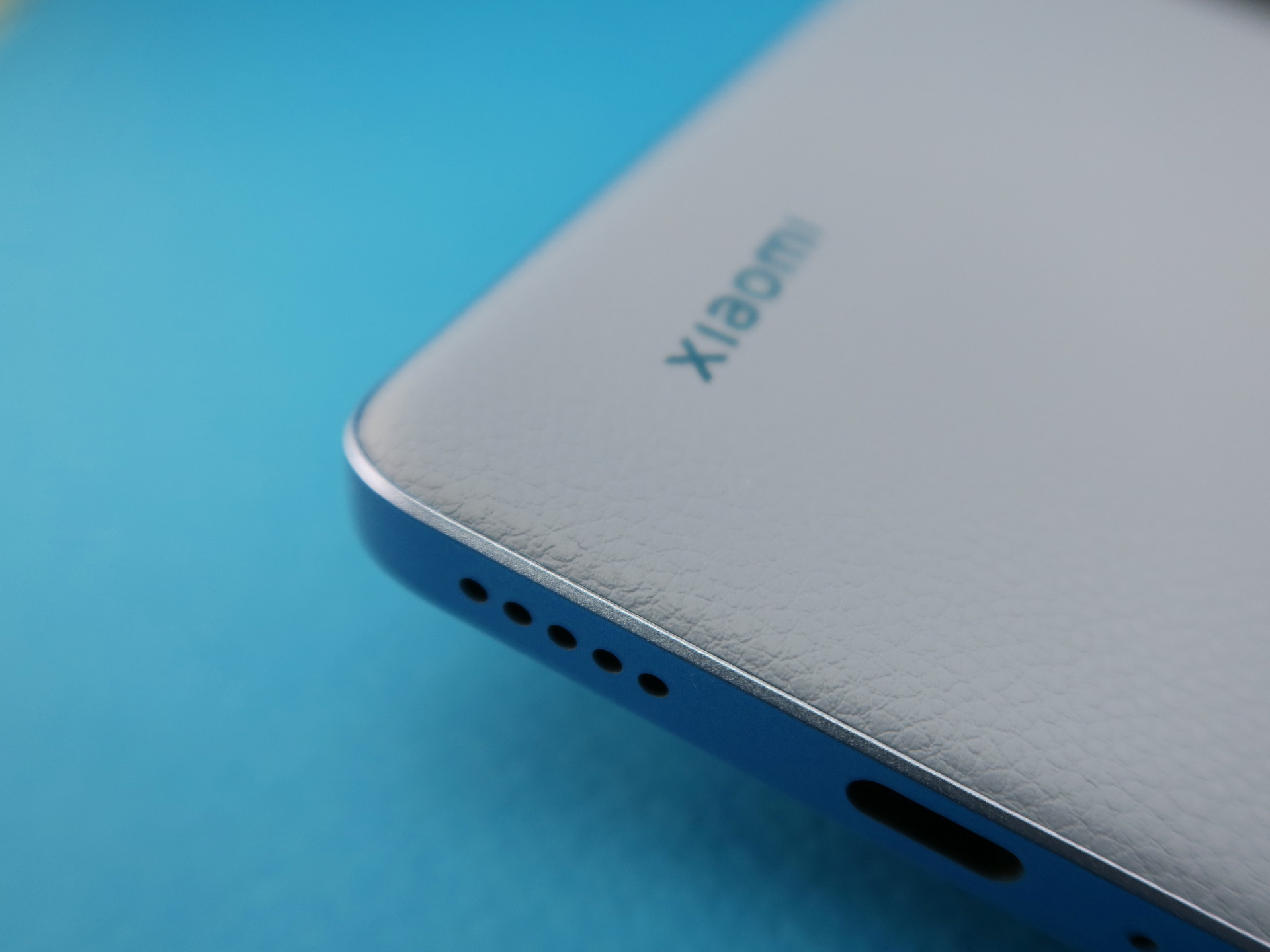 アルパインブルーの背面はヴィーガンレザーが採用されている。革のような仕上がりで、触り心地も少し柔らかい印象。擦れは難しそうだが、汚れは拭き取れば、キレイになる。メドウグリーンとブラックはツヤありのガラス仕上げ