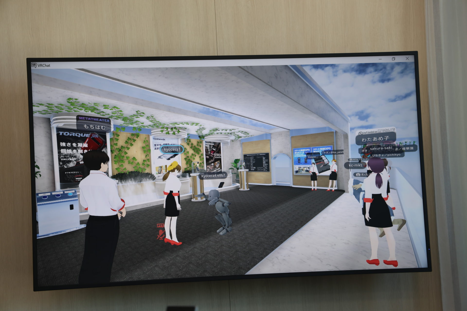 ユーザーは、巨大な物流倉庫へ移動し、スマートフォン片手に作業を体験する