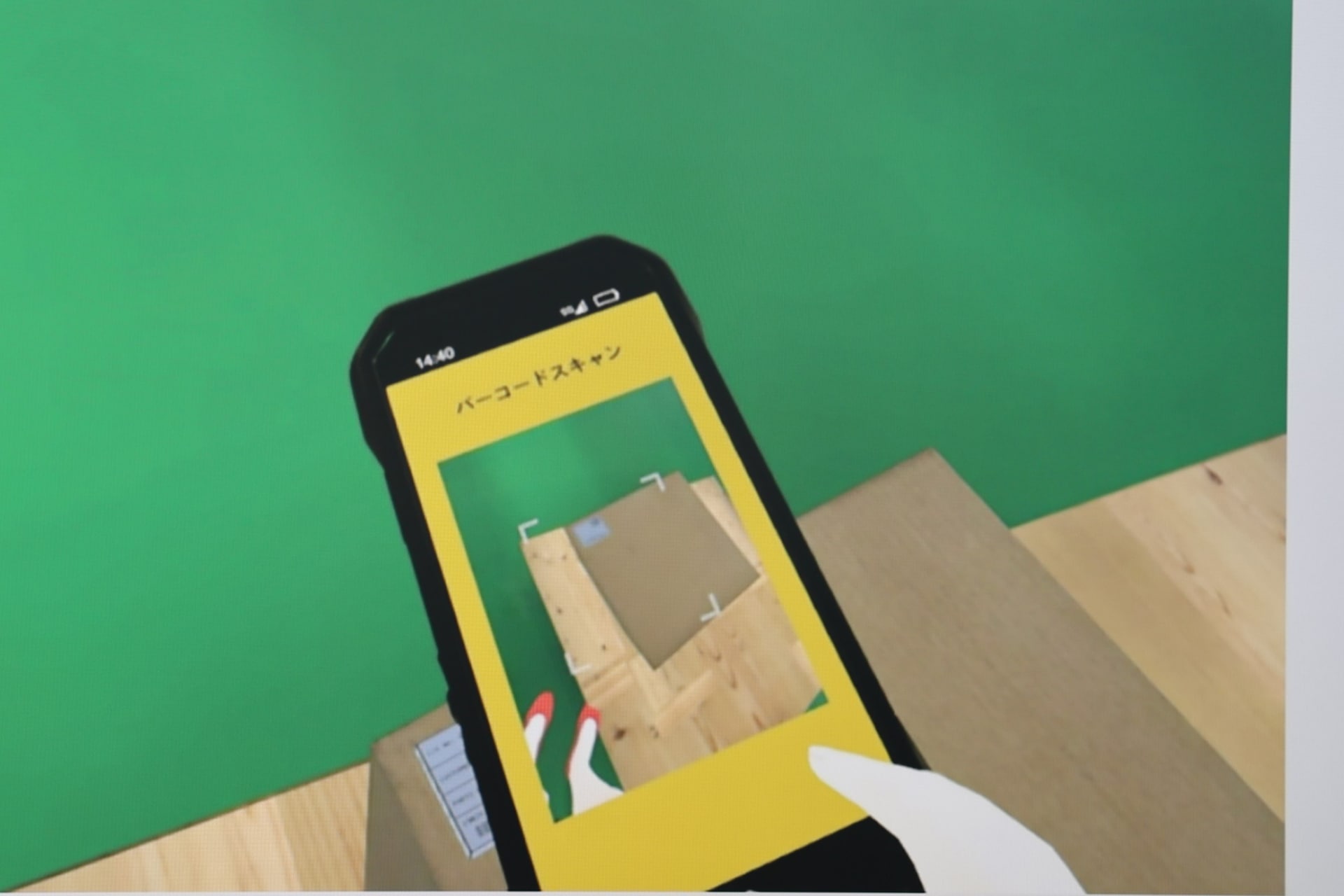 搬出パレットに運んだ後、荷物の2次元コードをスキャンして記録