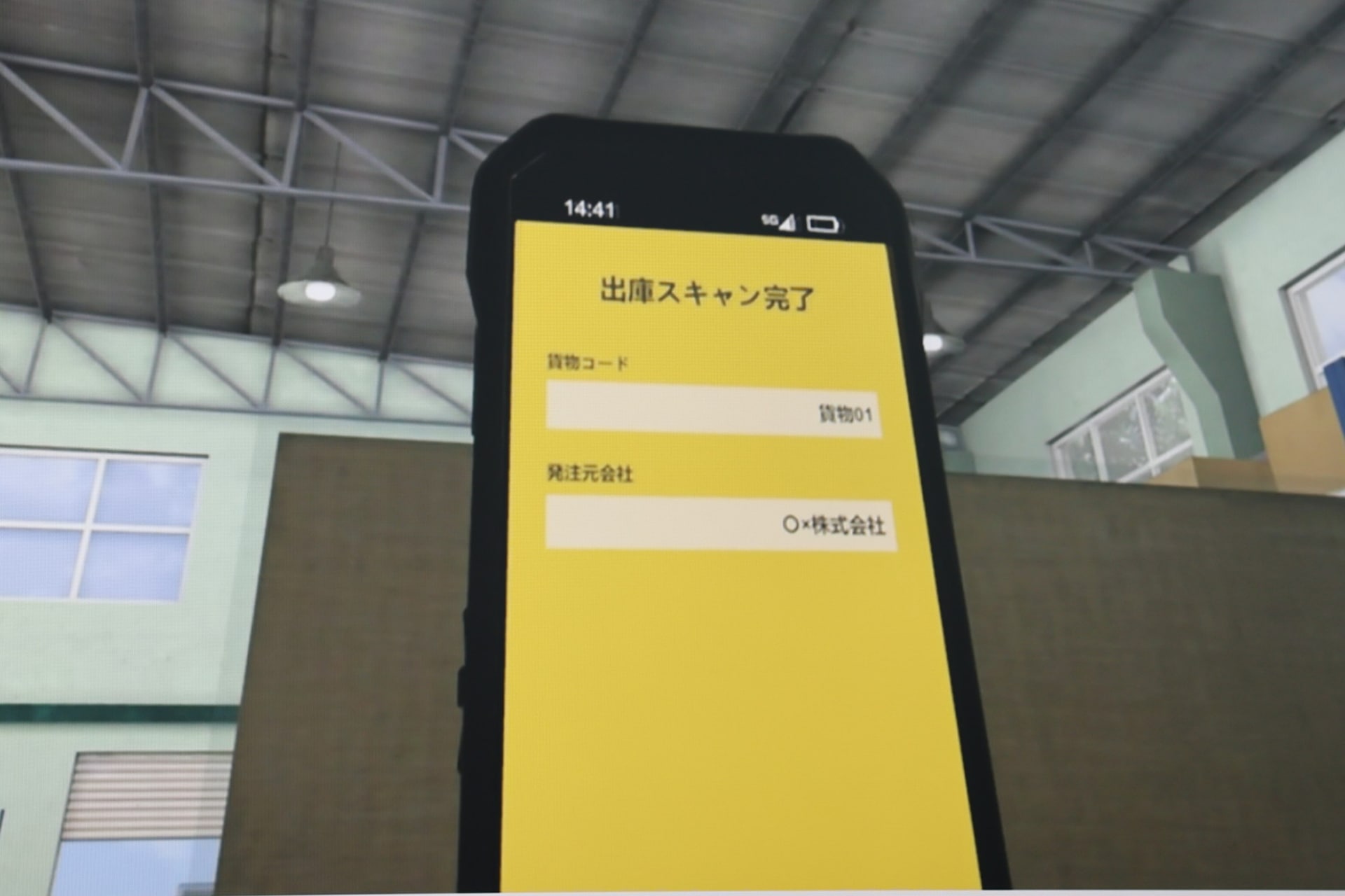 すべて積み終わったら、搬出用のラベルを出力し、搬出パレットに貼り付けて出荷作業が完了する