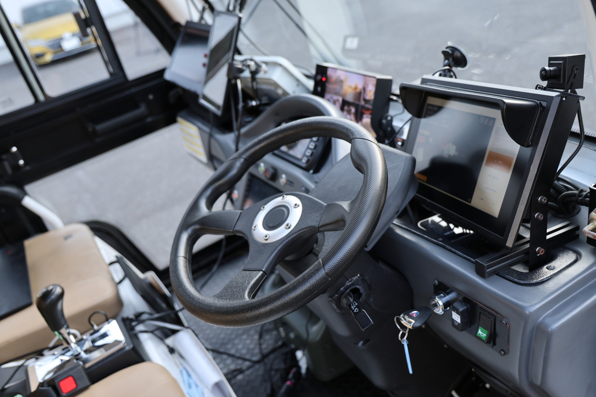 運転席には、支援装置のほか、車内外のカメラで安全を確認する