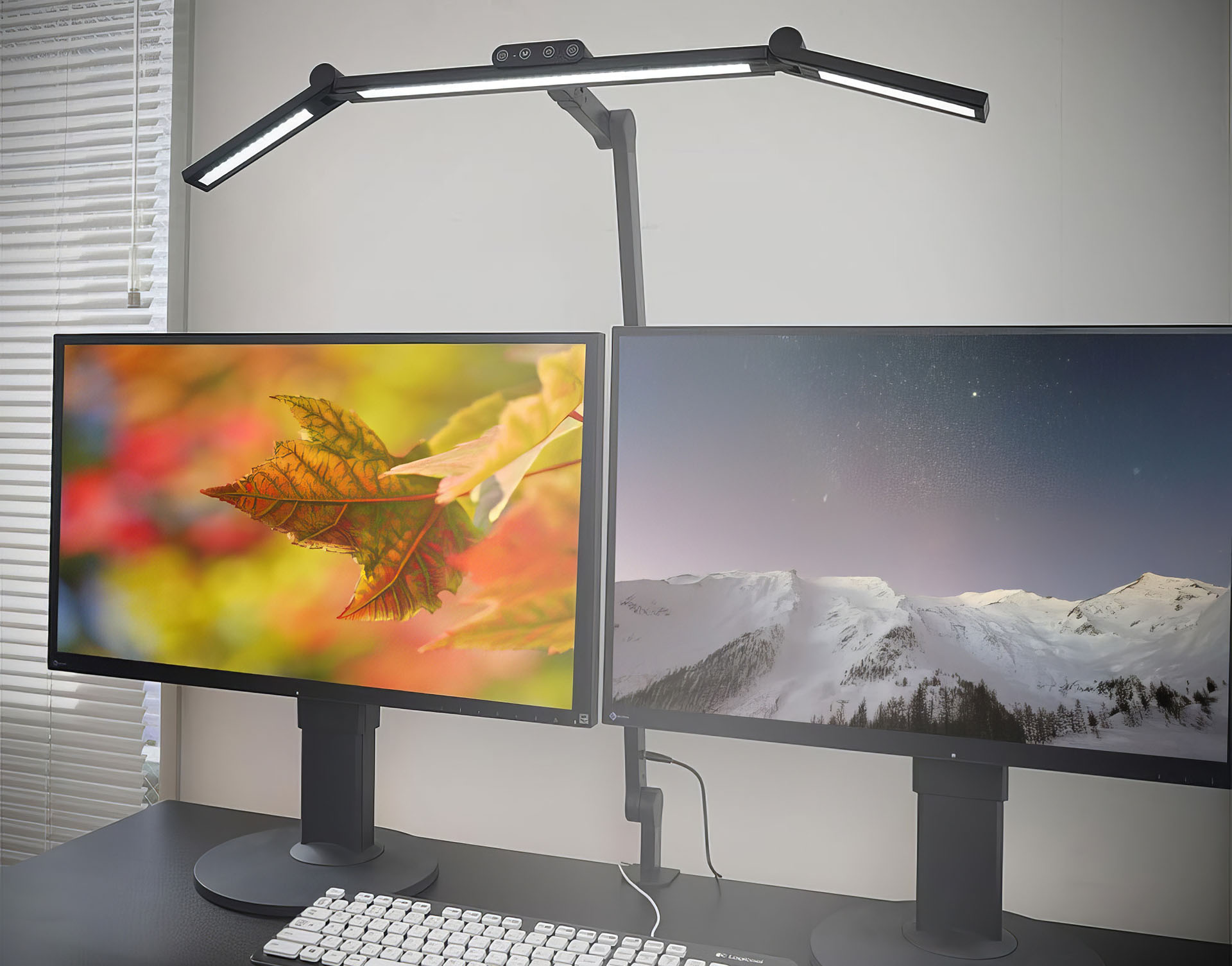 サンコーの「どこでも照らす可変式3面デスクライト」。メインライトとは別に、照射方向を変えられる2つのサイドライトを備えたデスクライトだ。サンコーの公式通販サイト価格は7980円。