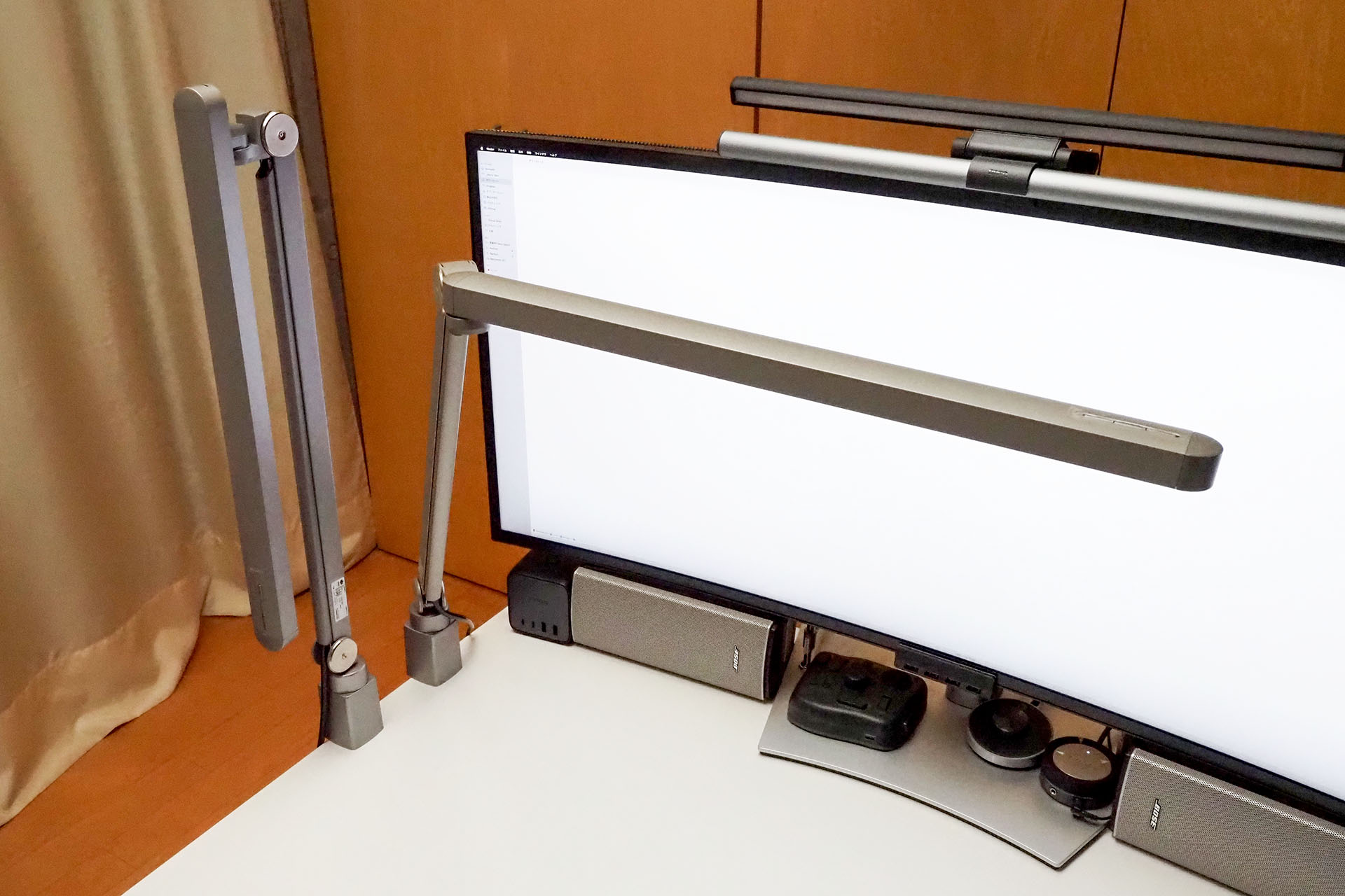 デスク左側に山田照明の<a href="https://www.zlight.net/product/LED/Z-S7000/" class="strong bn" target="_blank">「Z-S7000」</a>が2台。不使用時は棒状に収納できて便利。