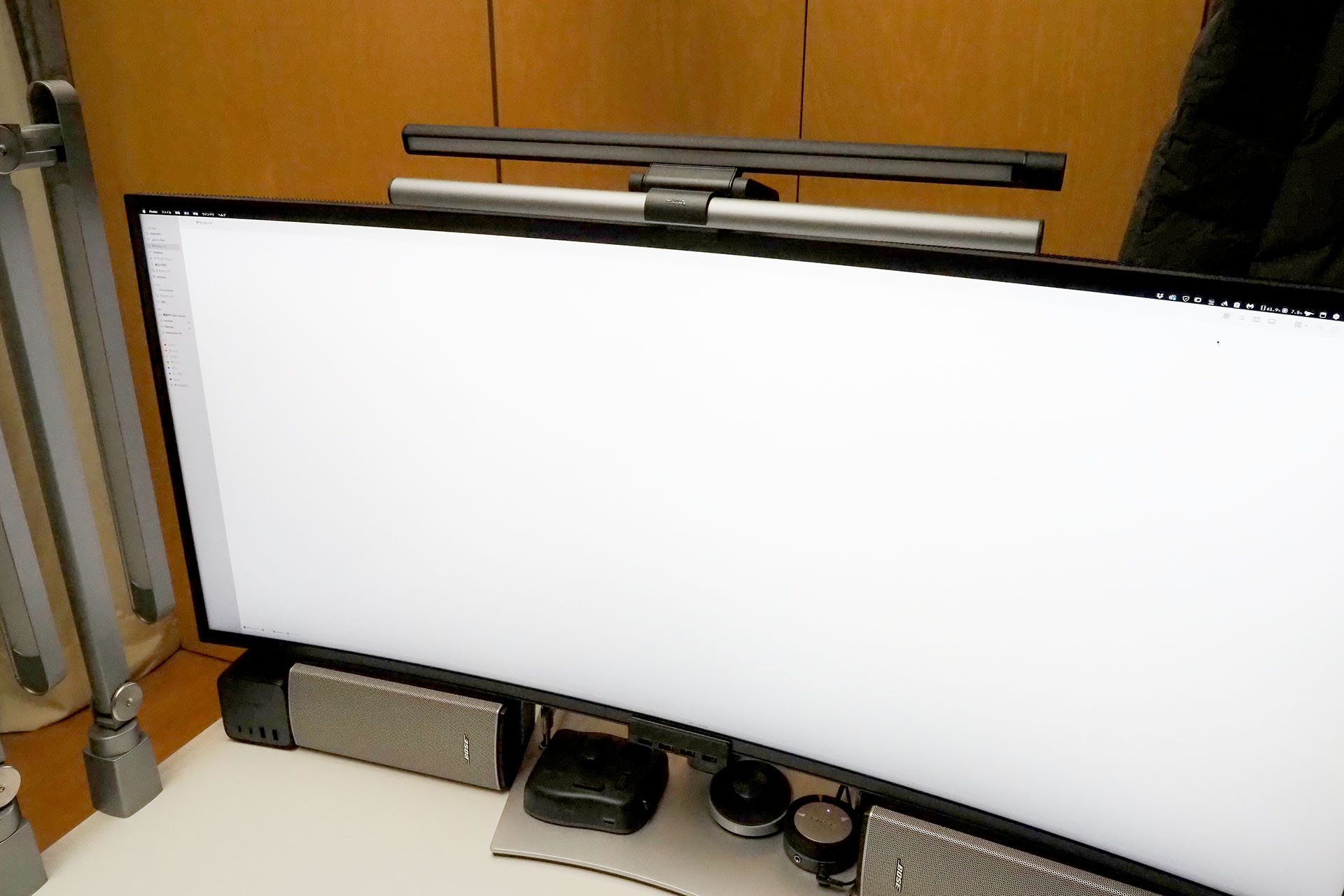 ディスプレイ上部にはBenQのモニター掛け式ライト<a href="https://www.benq.com/ja-jp/lighting/screenbar-lamp/screenbar-plus.html" class="strong bn" target="_blank">「ScreenBar Plus」</a>。その上にBaseusブランド品のライトを乗せている。下のライトはデスクを照らすためで、上のライトはビデオ会議時に自分の顔を照らすためだ。