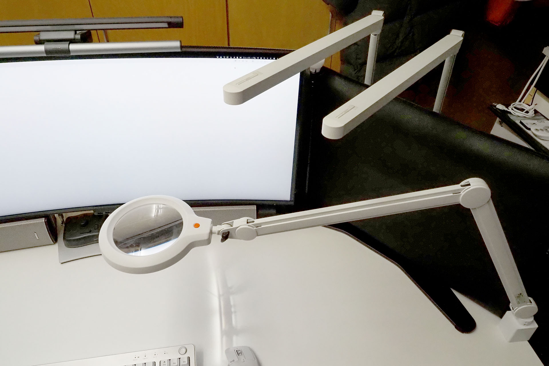 デスク右側にも山田照明の「Z-S7000」が2台。加えて山田照明の<a href="https://www.zlight.net/product/LED/Z-37RL/" class="strong bn" target="_blank">「Z-37RL」</a>が1台。Z-37RLはLEDライト内蔵ルーペで、Zライトと同様に手軽にいろいろな位置へとルーペを移動できる。