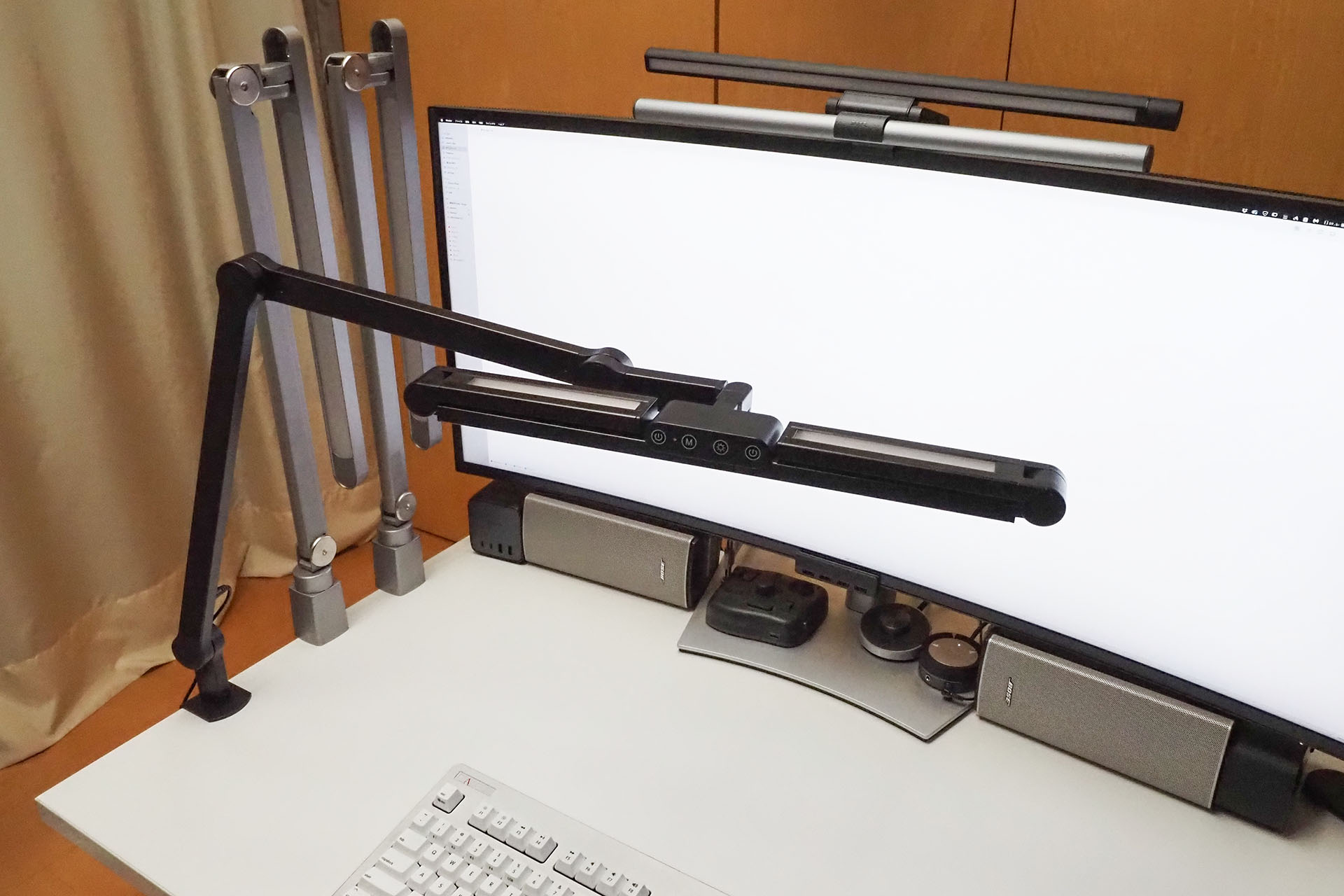 仕事机の左側に設置した。ディスプレイの後ろに設置しなかったのは、ディスプレイと上のライトまで合わせて約60cmあり、3面ライトの可動域がかなり制限されてしまうから。また仕事机右側にはサブディスプレイがあるので、その後ろに3面ライトを設置するとアームの可動域がけっこう制限されてしまう。