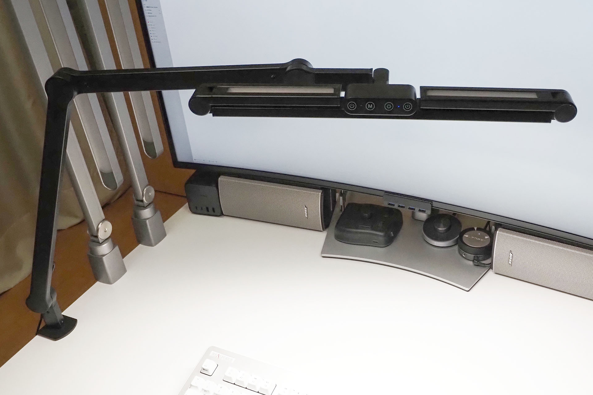 本来はスイッチが手前にくる向きで使うのが便利。だが、デスクの左や右にセットしてスイッチを手前にすると、デスクに対してライトが少し斜めになってしまいがち。