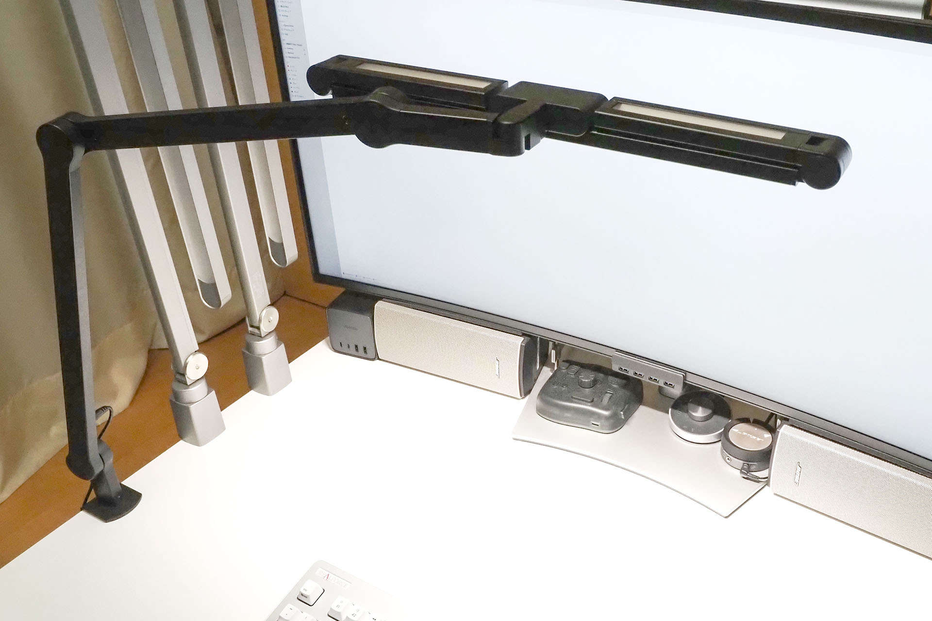 そこで、スイッチを向こう側に。そうするとデスクとライトが平行になるように調節でき、デスクを均等に照らせる。メインライトだけでも十分明るく照らせた。