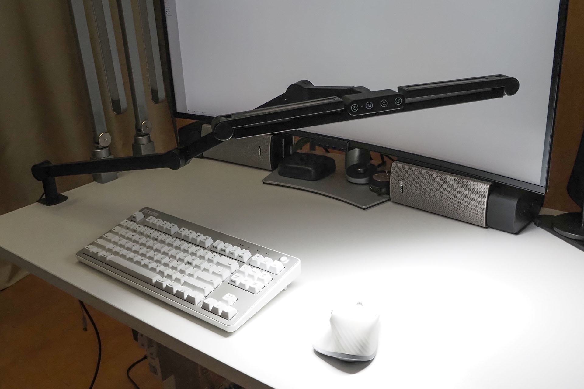 どの位置にライトをセットしても、関節が固いので安定して位置をキープできる。こんなふうに超低い位置にしても安定。ルーペを使いつつの工作などにも役立つ。