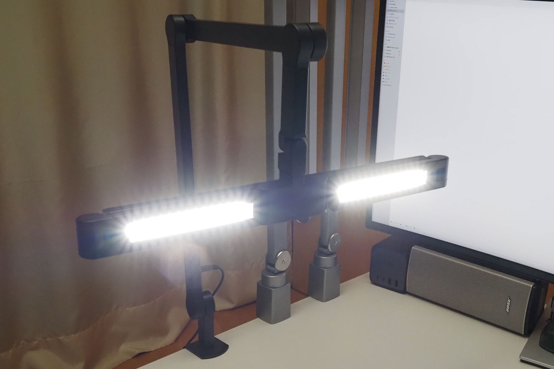 ライトをこんなカタチにし、サイドライトで自分の顔を照らせば、動画配信用のライトとしても使える。アイデア次第でいろいろな用途に使える3面ライトだ。