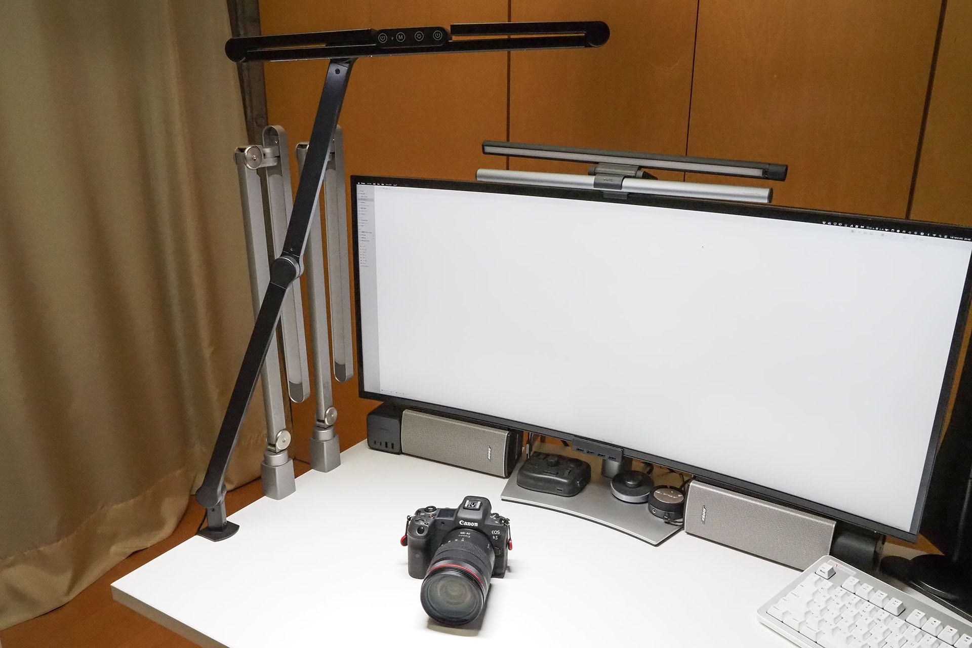 撮影対象をミラーレスカメラとしてみた。光源がかなり高い位置まで上がるので、撮影対象を均等に照らせる。影もおさえられる。これにレフ板を組み合わせれば記事に掲載できるクオリティーの写真を撮れるだろう。