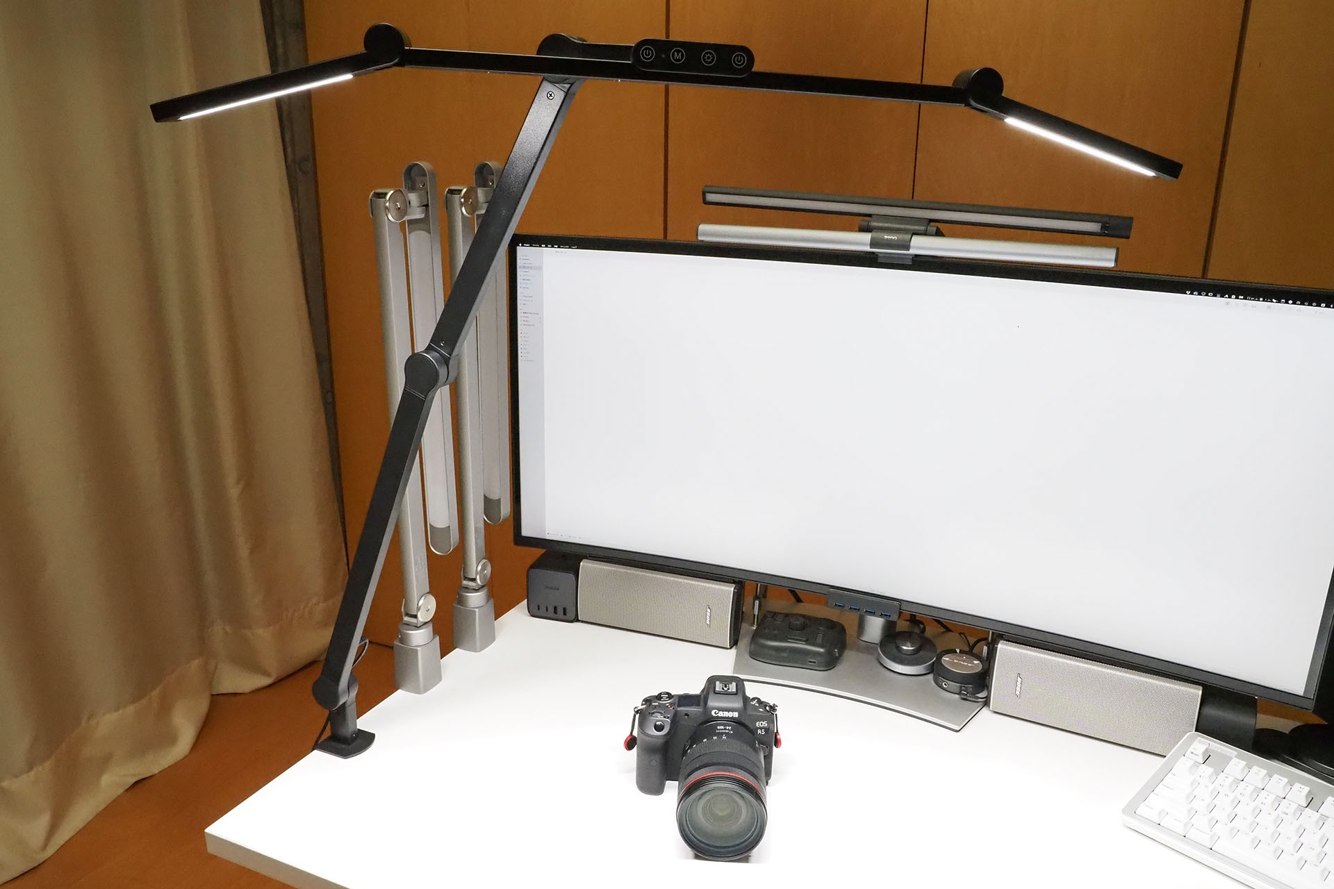 サイドライトまで使えば、撮影対象をさらに均等に照らせる。