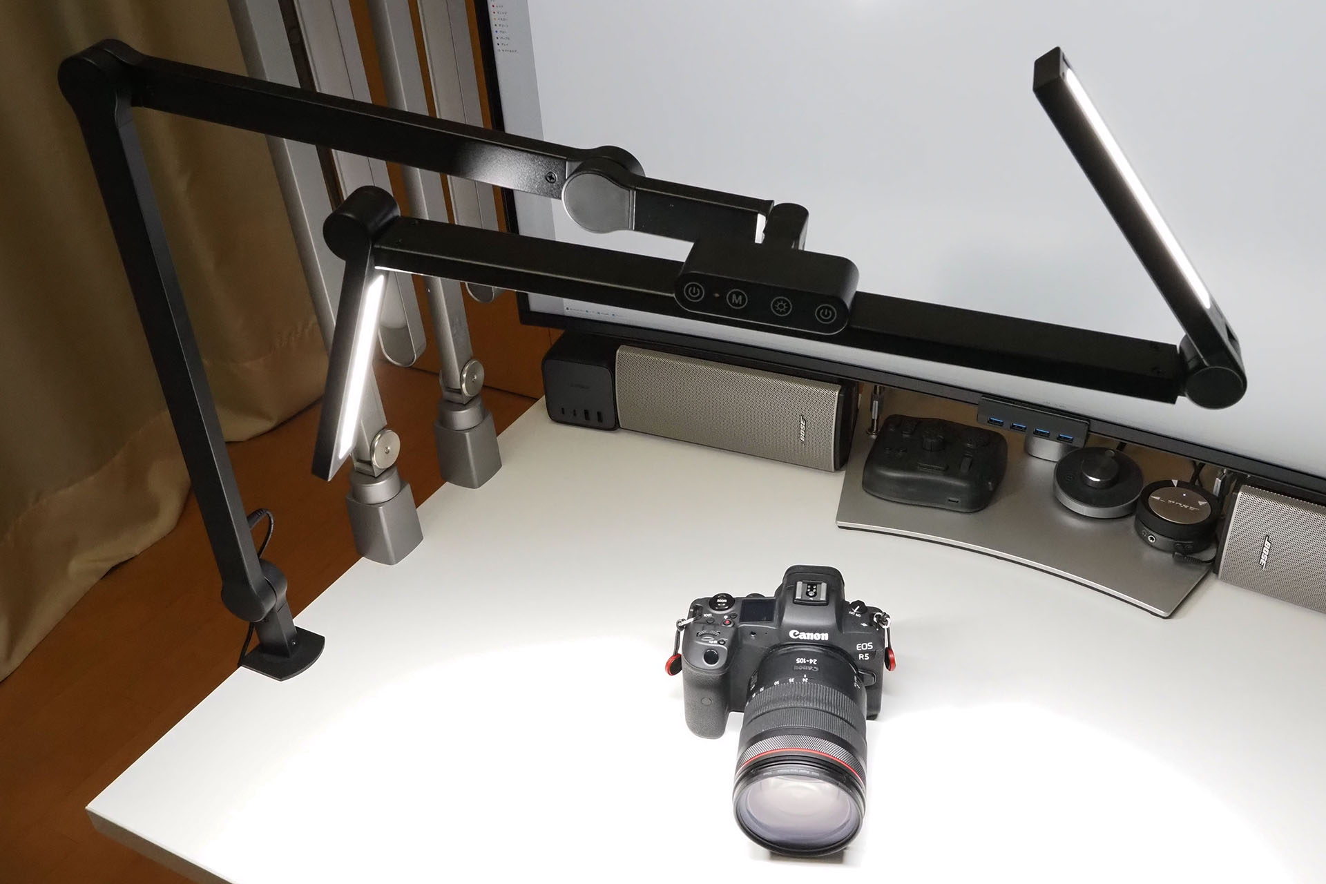 サイドライトの角度は自在。片方のサイドライトだけ使うようなこともできる。メインライトの高さとサイドライトの位置・角度をうまく調節すると、「小物撮影の照明はこの3面ライトだけで済むかも」的な手軽さで撮影できる。