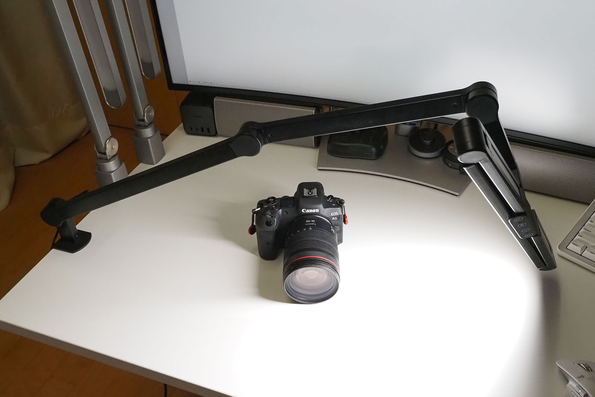 こんなような無理っぽい位置にも光源をセットできる。実際は無理はなく、この位置に光源を安定的にキープできる。