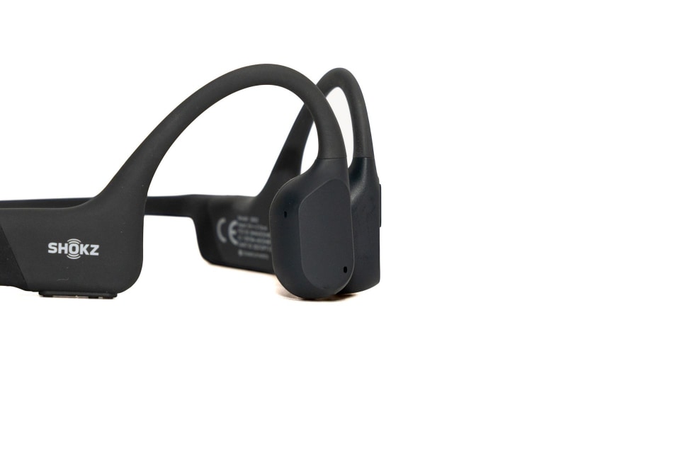 トレーニングの相棒に最適、水で洗える骨伝導イヤホン「OpenRun」を