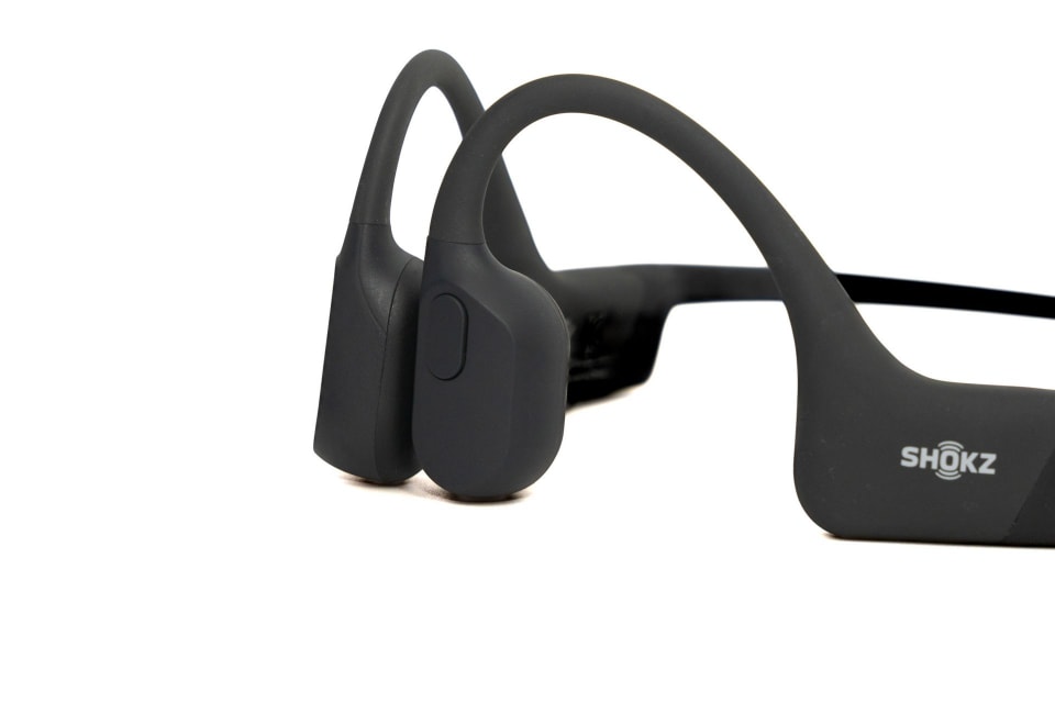 トレーニングの相棒に最適、水で洗える骨伝導イヤホン「OpenRun」を