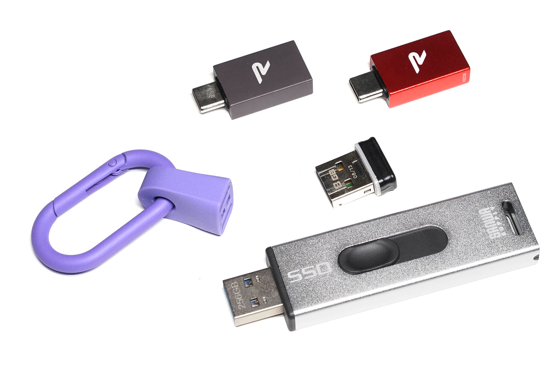 USB-A接続のフラッシュメモリーとUSB-A接続のSSD。これにUSB-A/USB-C変換アダプターを使って……。