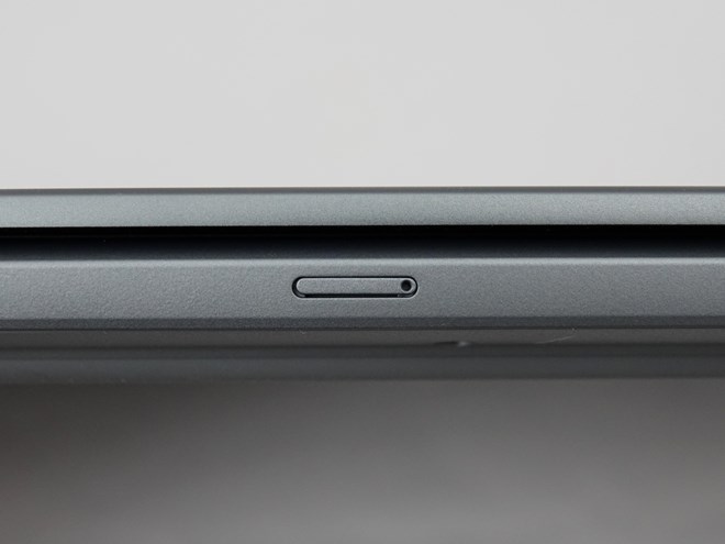 SIMスロット搭載。ちなみにnanoSIMだ