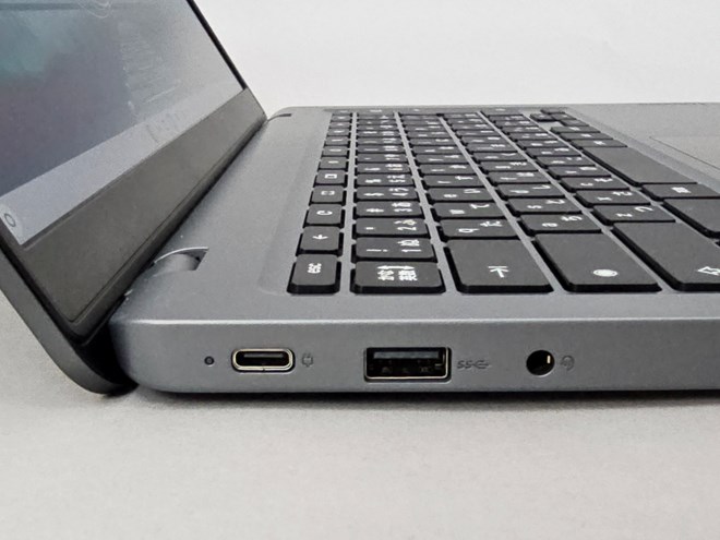 左側面。USB Type-C端子、USB Standard-A端子、3.5mmヘッドフォン端子が見える