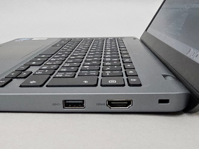 右側面。USB Standard-A端子、HDMI端子、ケンジントンロックが見える。ディスプレイを開いたからといって、キーボード面に傾斜がつく、というようなギミックはなかった