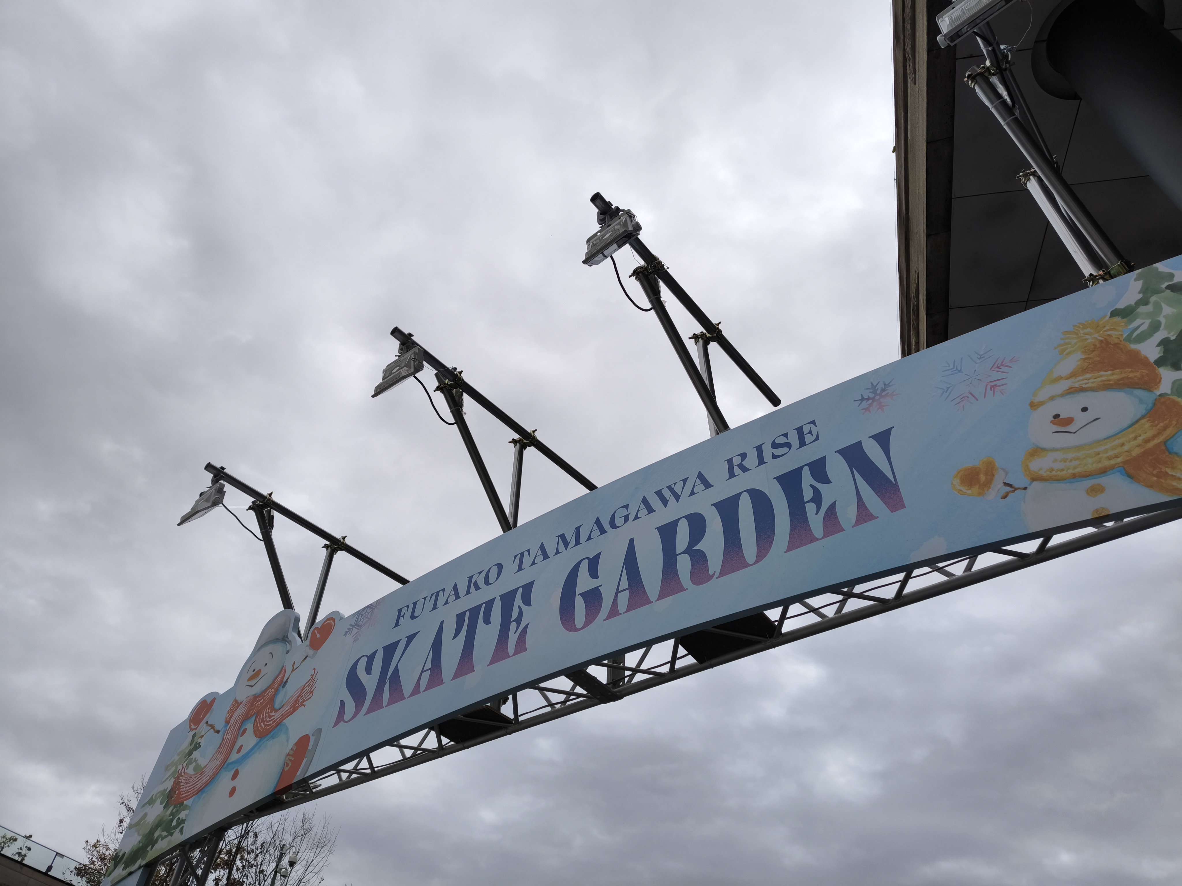 「AIカメラ」のオフとオフの比較。このような半逆光のシーンでは、ハイライトとシャドウのバランスと、発色が肉眼に近い仕上がりとなった。自然な印象なので常時オンで問題ないと感じられた。