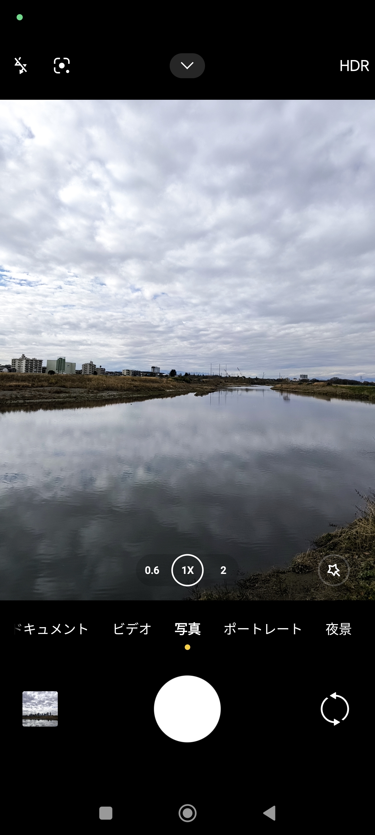 画質が落ちるので5倍程度までの使用が無難か。 上部中央のアイコンをタップすればより細かな設定ができるメニューが現れる。「AIカメラ」の設定もここで行う。なおシステムの「追加設定」で「地域」を日本以外にすると、カメラ設定に「シャッター音」が出現し、騒々しいシャッター音をオフにすることが可能であった。