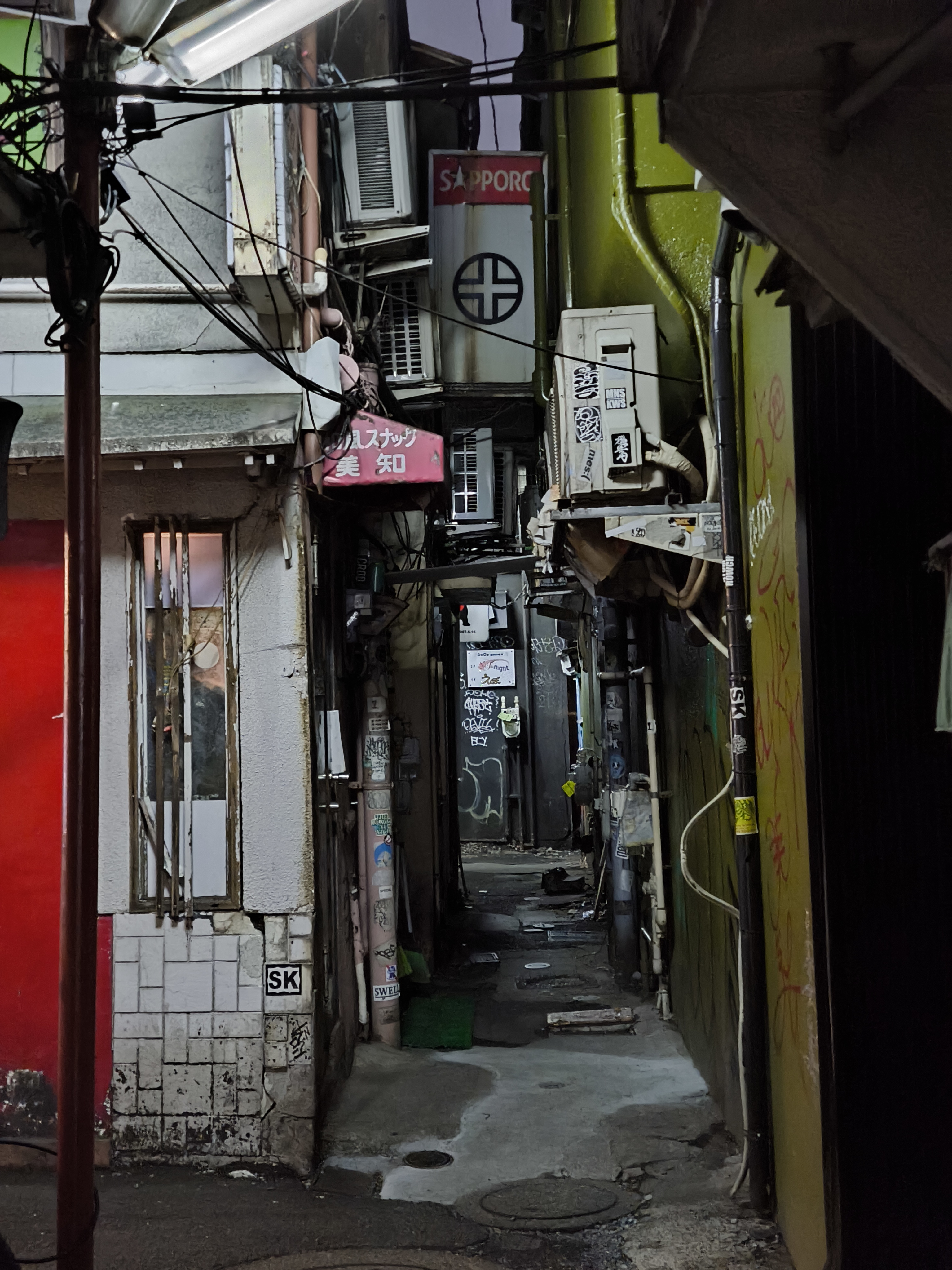 1/1.28インチサイズ大型イメージセンサーかつ光学手ブレ補正機能搭載のメインカメラでなくても、超広角カメラ、望遠カメラともにいい印象のナイトシーンを撮ることができた。この端末は夜にブラブラ撮影したくなるね！