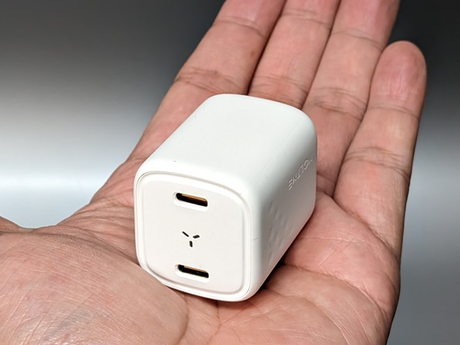 ボディは‎43.1×36.2×33.2mmとコンパクト。ブラックモデルもラインナップする