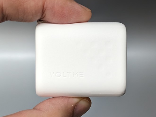 奥行きが短いため、壁面のコンセントに差し込んでも安定している