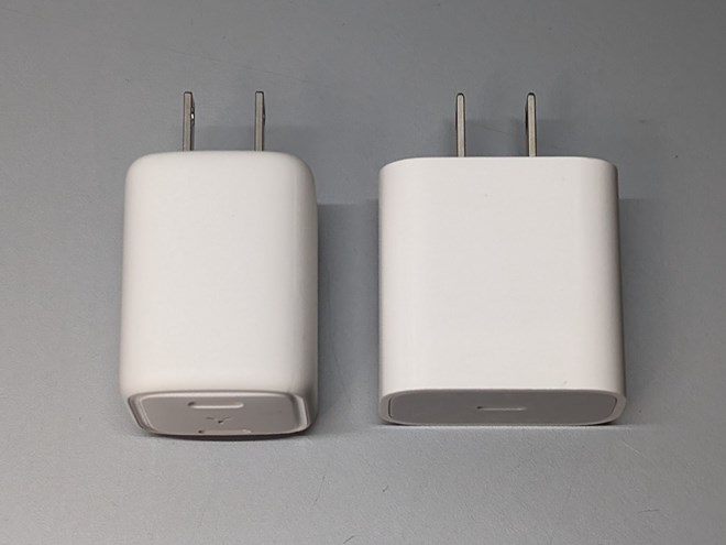 奥行きはわずかに本製品のほうが長いが、プラグが折り畳めるので持ち歩きでもかさばらない