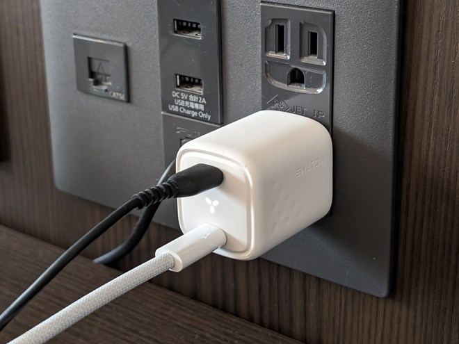 実際に使用しているところ。通電中はポート間にあるマークが点灯する