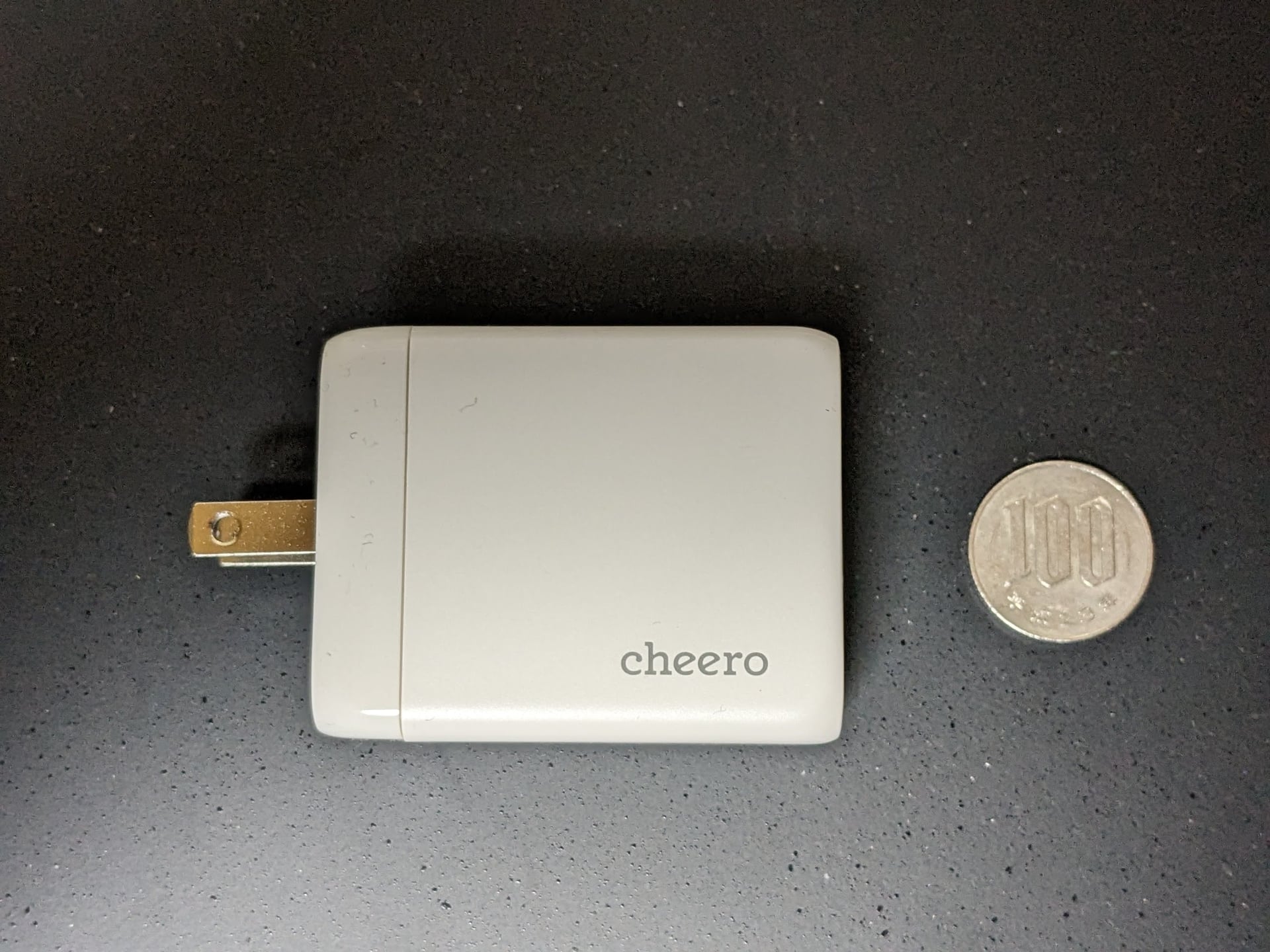 サイズ感。小さくてパワフルでお安いUSB PD充電機だ。