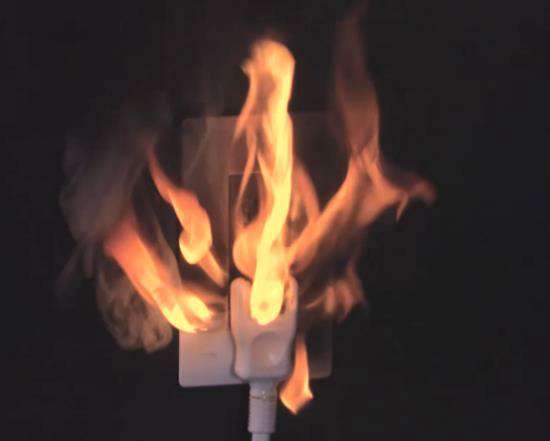 電源プラグからの発火（再現）