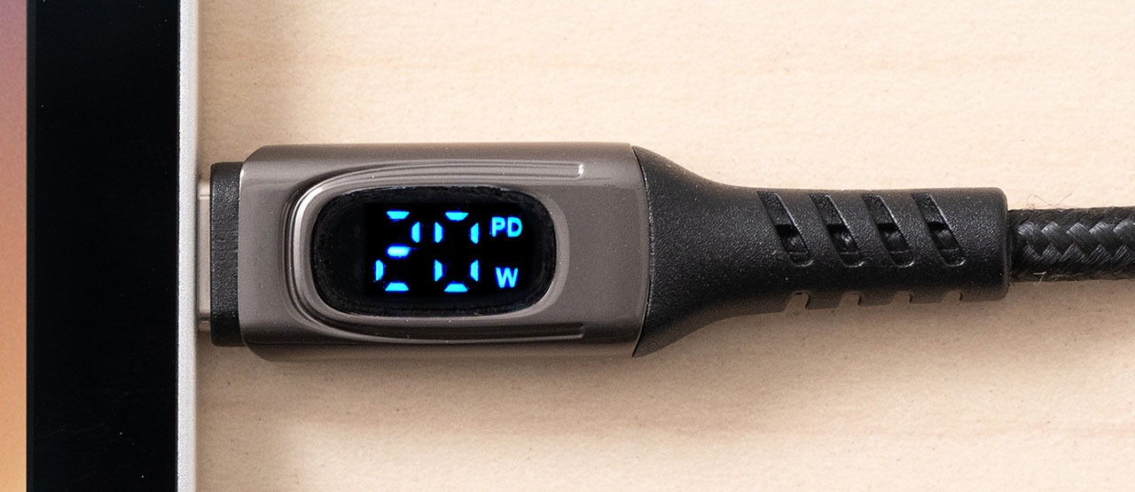 これはサンワサプライの<a href="https://direct.sanwa.co.jp/ItemPage/500-USB076" class="strong bn" target="_blank">「PD電力表示機能付きUSB-Cケーブル 500-USB076」</a>。デバイスに対する充電が行われているのかどうかや、何ワットで行われているかがわかる。「よし、ちゃんと充電されてる！」と判断できる時点で便利なのだ。