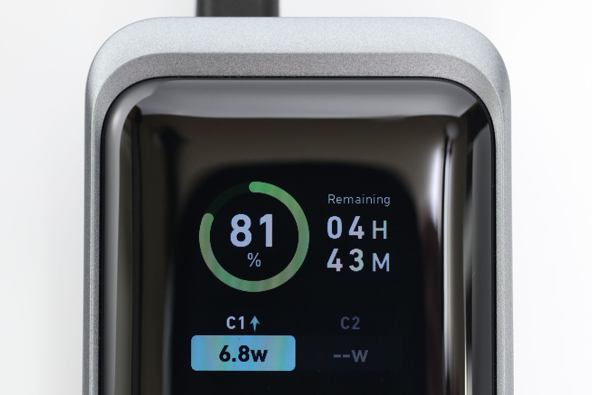 スマートフォンを充電中の表示。下側のアイコンが出力中のポートを示し、現在何ワットで充電しているかが数値で示される。両方のポートを同時に使うと、それぞれの出力ワット数が表示される。