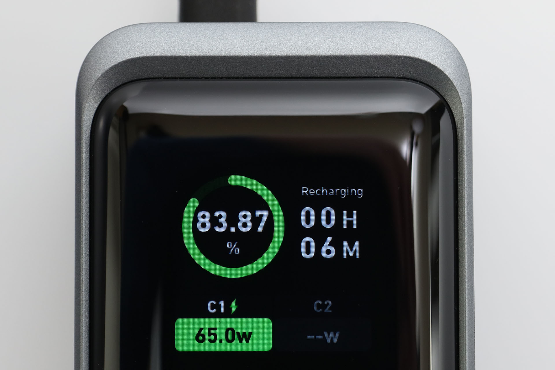 バッテリー自体を充電中の表示。下側アイコンの色などが変わり、何ワットで充電されているのかを確認できる。充電中は右上に満充電までにかかる時間が表示される。バッテリー残量は0.01％単位で増えていく。