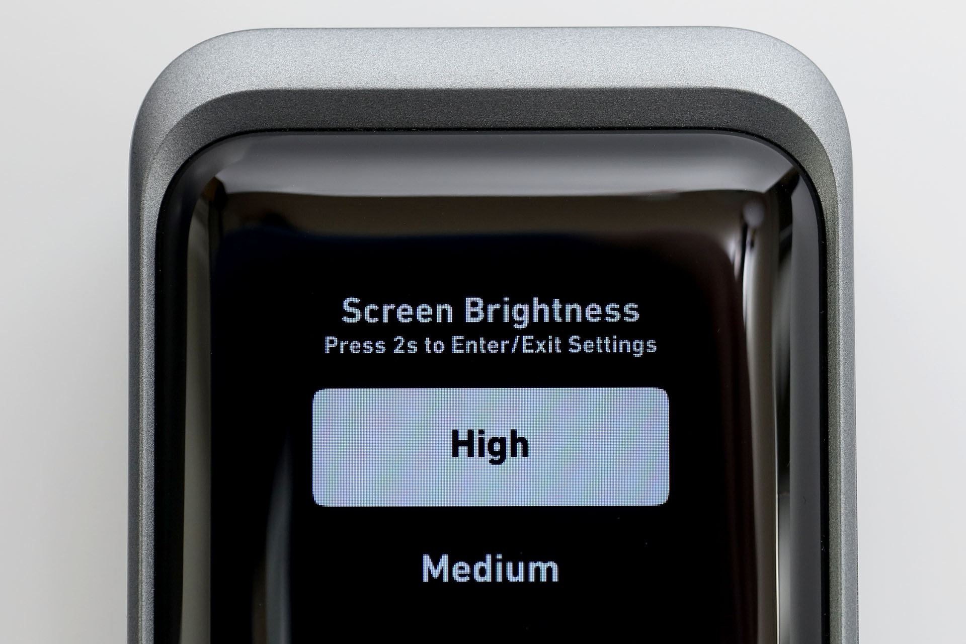 ディスプレイの明るさも切り替え可能。