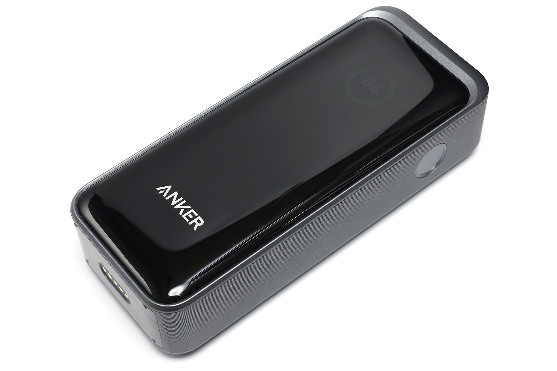 ディスプレイがある本体前面は光沢仕上げ・ブラックとなっている。ツルテカ。本体がスッポリ入る柔軟なファブリックケースが付属している。