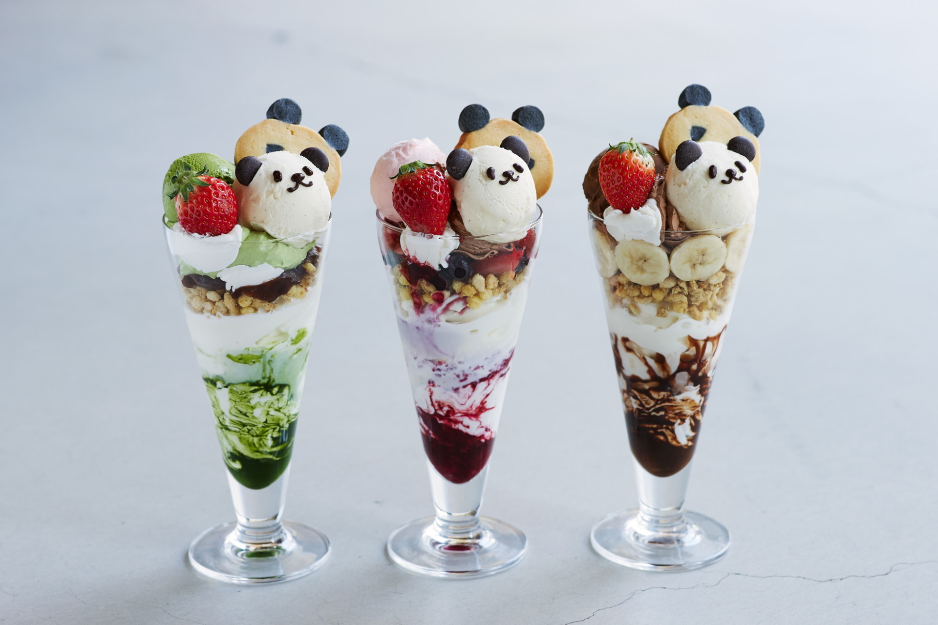 3階の配信を中継できるディスプレイや、上野にちなんだオリジナルメニューも展開されている