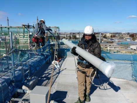 軽量化により、人力で搬入できるようになったGFRP製支持柱