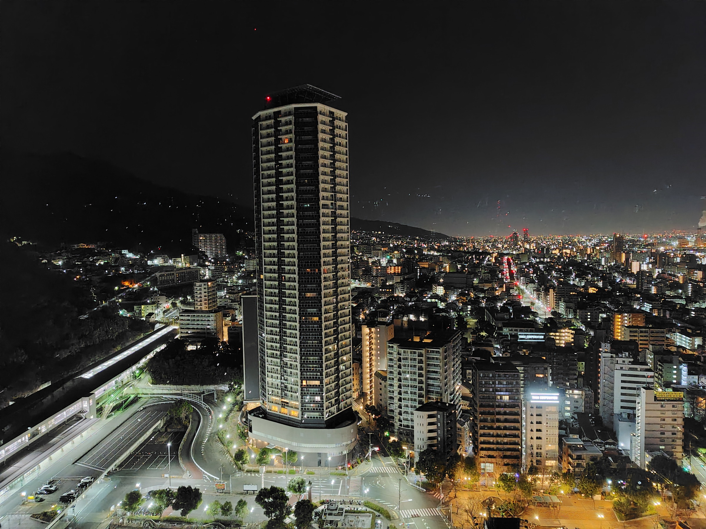 ホテルの窓越しに夜景を撮影。建物も街並みもきれいに撮影できている